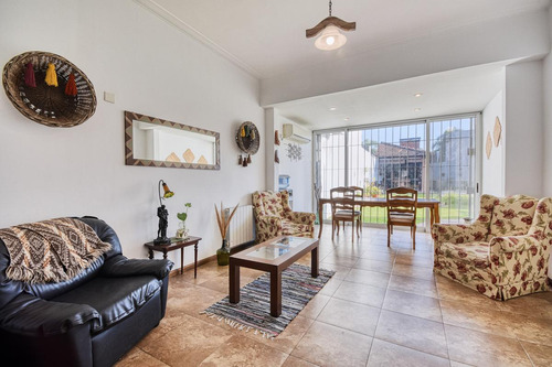 Imagen 9 de 30 de Impecable Casa En Venta Con 4 Dormitorios Mas Dependencia! Jardin Pileta Y Parrilla!