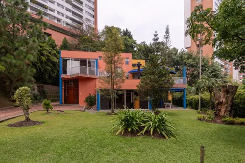Casa En Venta En El Tesoro. Cod V11847