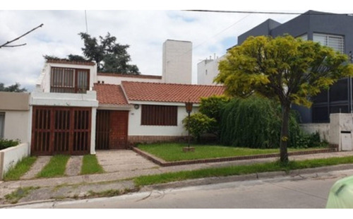 Casa En Venta En Barrio Urca.