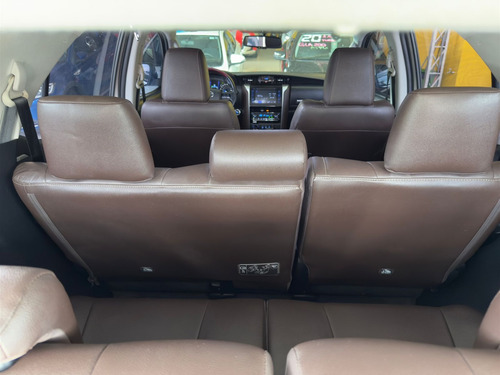 Toyota Hilux SW4 2.8 SRX 4X4 7 LUGARES 16V TURBO INTERCOOLER DIESEL 4P AUTOMÁTICO