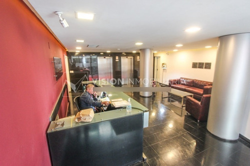 Imagen 16 de 25 de Alquiler De Oficina Doble, 5to Piso Al Frente, 60m2, Dos Entradas, Dos Baños, Sala De Reuniones De Uso Común, Plaza Independencia Esq Juncal, Entre El Centro Y La Ciudad Vieja