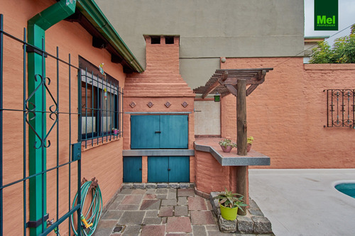 Deslumbrante Casa Distribuida En Pb Con Jardín Y Pileta