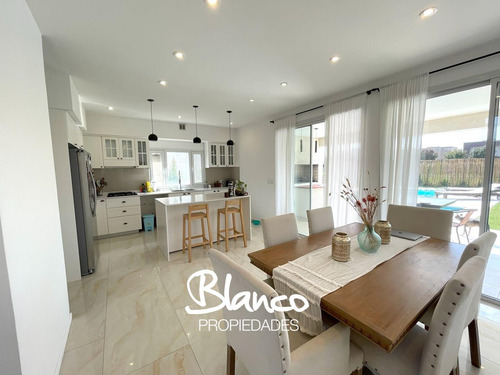 Casa En Venta En Santo Tomás, Pilar, G.b.a. Zona Norte