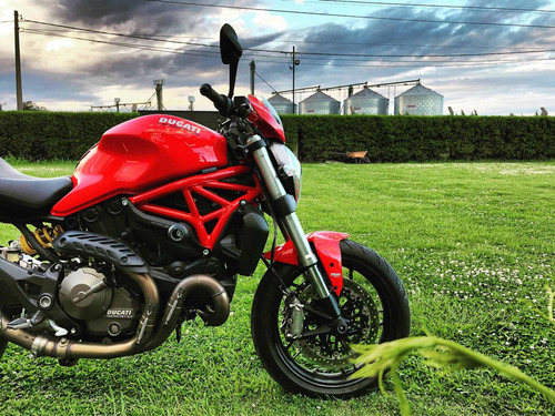 Ducati Monster 821, 2017 Red, No Permuto.