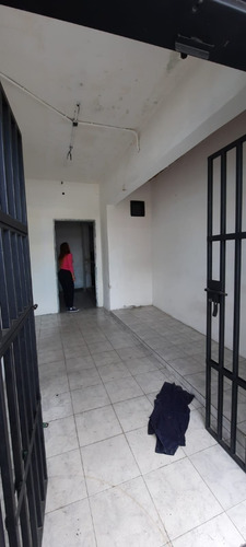 Imagen 2 de 5 de En Alquiler Local Comercial En Av Aragua A Pie De Calle