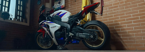 Cbr 1000 Rr Fireblad Pneus Novos Revisão Feita A Pouco Tempo