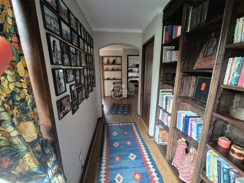 Casa En Venta De 6 Dorm.en Lo Barnechea.calle Cerrada.