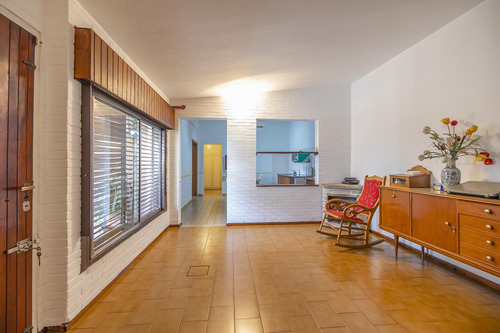 Casa En Venta En Rafael Calzada De 5 Ambientes