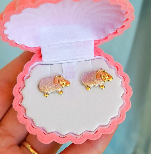 Imagem 3 de 3 de Brinco Infantil Para Menina De Ovelha Banhado A Ouro 18k