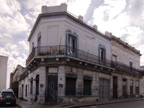 Dos Locales En Ciudad Vieja A Pasos Del Mercado Del Puerto Calle Cerrito