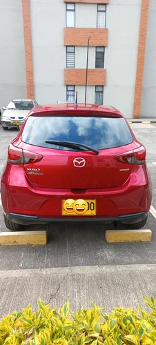 Mazda 2 Touring Hatchback Modelo 2023, Color Rojo Diamante
