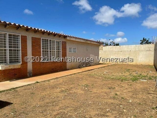 Imagen 10 de 11 de Amplia Casa Con Muy Buena Distribución Ubicada En Judibana, Con Servicios Públicos Ininterrumpidos. #22-15665.