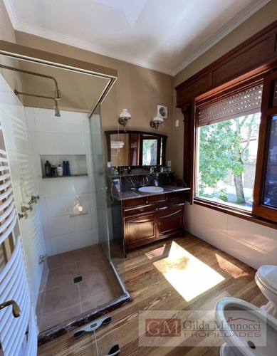 Casa De 2 Pisos, 3 Dormitorios, 4 Baños, En Venta En Pocitos