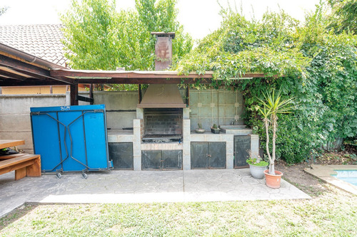 Casa En Venta De 5 Dorm. En Peñalolén - Sector Las Tinajas