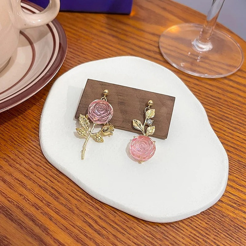 Aretes De Flores Asimétricas Con Color Dorado De Acero