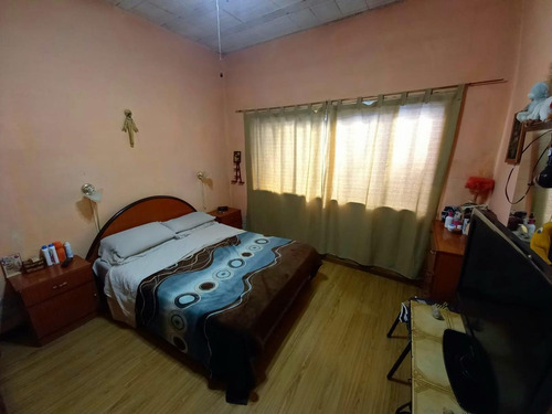 Imagen 16 de 19 de Moron! Casa En Lote Propio Con Departamento De Tres Ambientes Al Fondo.