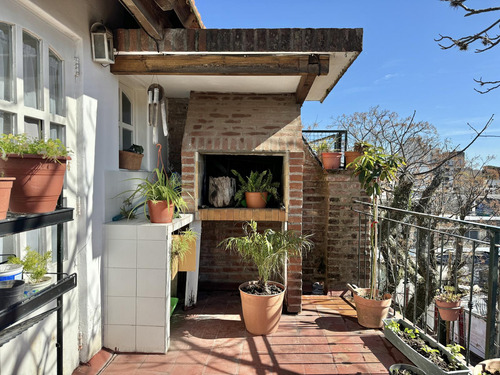 Encantador Departamento De 4 Ambientes Con Cochera Y Gran Terraza En San Isidro.