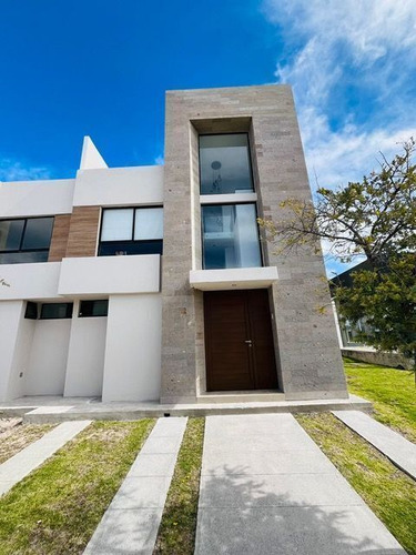 Se Vende Casa En Altos Juriquilla, 3 Niveles, Roof Garden, E