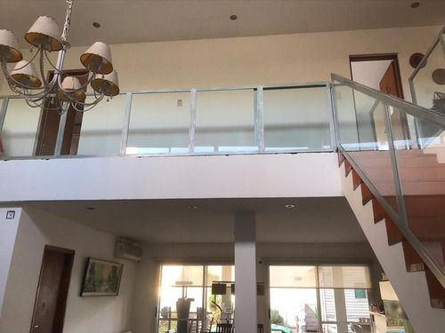 Casa En Venta - 3 Dormitorios 2 Baños 1 Pileta 1 Cochera - 230mts2 - Los Hornos
