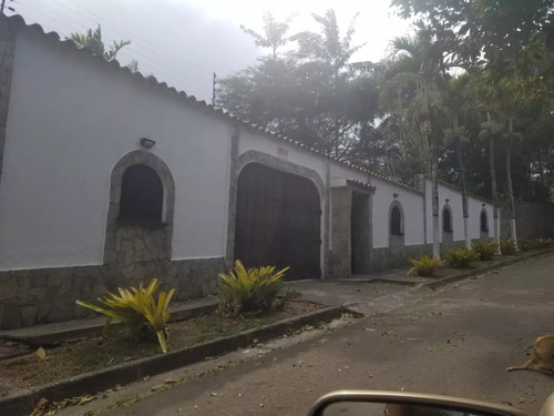 Jonathan Rodríguez Vende Casa  Campestre Con Piscina En Naguanagua Plc-1071