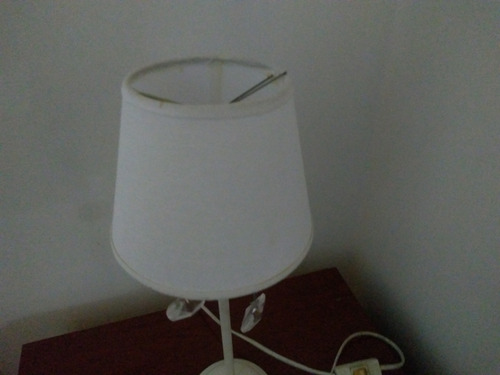 Lampara Velador De Mesa Con Caireles Habitacion Blanco Blanco (Usado)