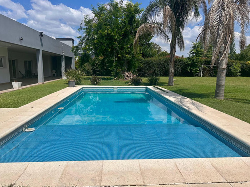 Casa En Venta 5 Ambientes Con Cochera, Pileta, Galeria