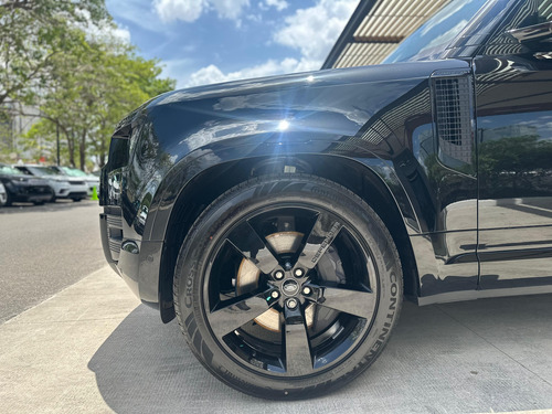 Land Rover Defender 110 Dynamic SE