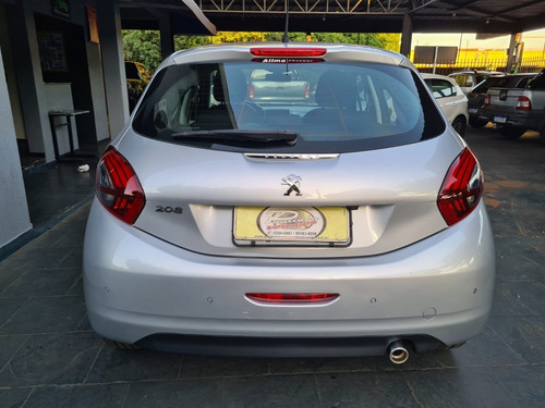 Imagem 5 de 9 de Peugeot 208