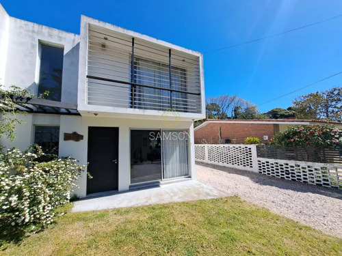 Alquiler Temporal De Casa De 3 Dormitorios Y 3 Baños, Playa Mansa Punta Del Este 