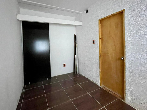 Venta De Casa, Ph 2 Dorm Y Patio- Perez Castellano