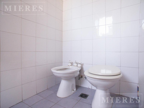 Casa De Sólida Construcción En Venta, En Victoria.