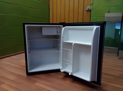 Refrigerador frigobar Sanyo SR-A2480 con capacidad de 68L
