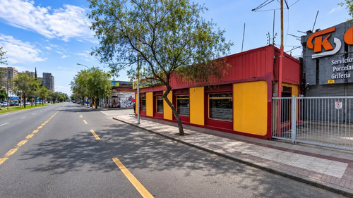 Excelente Local Comercial Esquina Con Estacionamientos