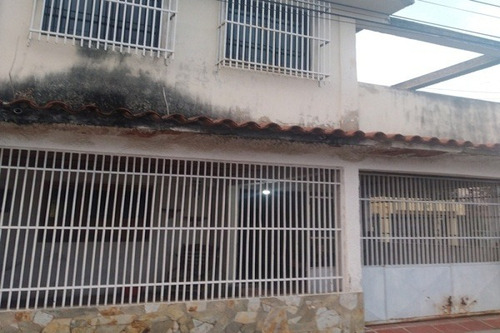 Zr Asein1632 Vende Amplia Casa En La Urbanización La Isabelica Valencia