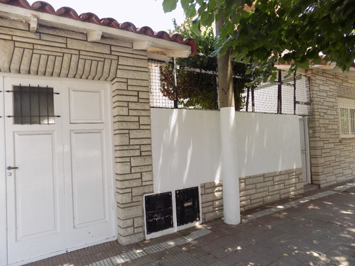 Imagen 3 de 19 de Chalet Centrico Con Departamento De 4 Ambientes Independiente En Planta Alta