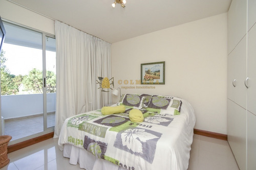 Excelente Apartamento De Tres Dormitorios Frente Al Mar - Punta Del Este- Ref: 3912