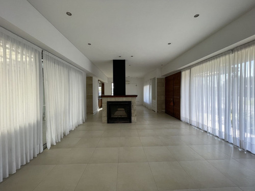 Luminosa Propiedad En Venta, Brickland, Canning.