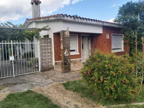 Imagen 1 de 21 de Estupendo Chalet 2 Dorm Parquet. Living Estufa Aleña. Cocina Amplia Y Baño De Época. Impecable Mantenido. Excelente Construcción En 1129 Mts2. Jardin. Garage. Entrad Lateral. Fondo Arbolado Sobre Av.