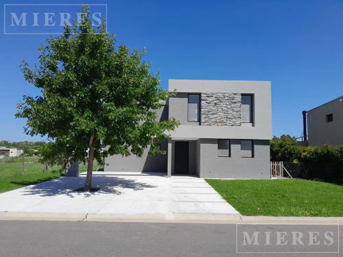 Casa En Venta En San Matias Área 5, A La Laguna