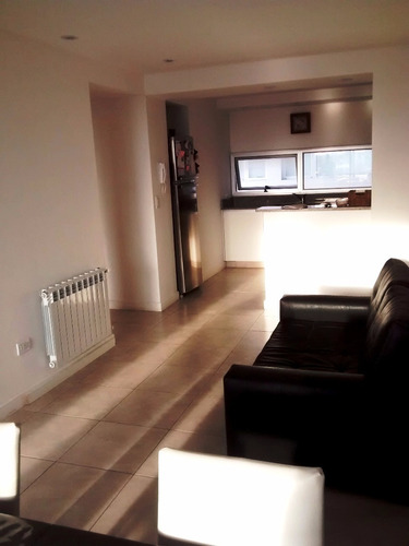 Imagen 2 de 14 de Departamento Seminuevo De 3 Ambientes Con Dos Cocheras En La Rioja Y Peña