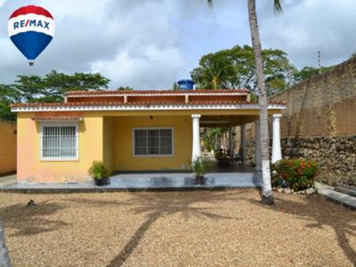 Se Vende Hermosa Casa Que Funciona Como Posada Ubicada En La Población De Sanare, Municipio Silva Del Estado Falcón