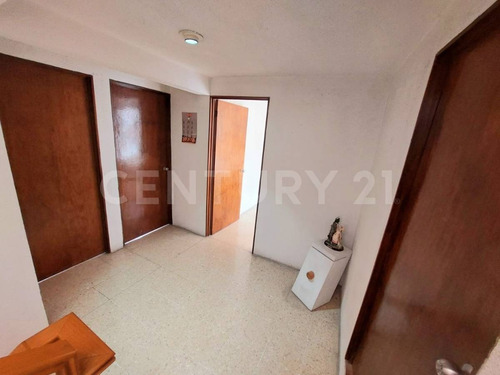 Imagen 9 de 19 de Casa En Venta De 3 Niveles Con Roof Garden, Cerca De Monte Maria