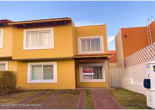 Casa En Renta Juriquilla De 3 Recamaras Con Sala De Tv Y Jardin