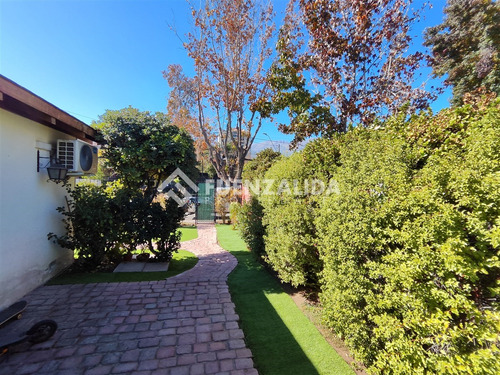 Casa En Venta De 3 Dorm. En Las Condes