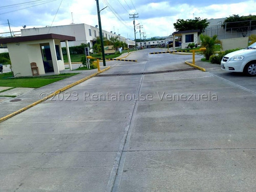 Casa En Venta En Sector La Ensenada Primer Piso Cuenta Dos Habitaciones; Una Principal Con Baño Y Vestier, Y La Segunda Habitación Con Baño Gabriela C.