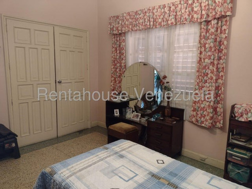 Bella Casa De 2 Pisos ,bien Distribuida En Venta Ubicada En Las Acacias 25-16813