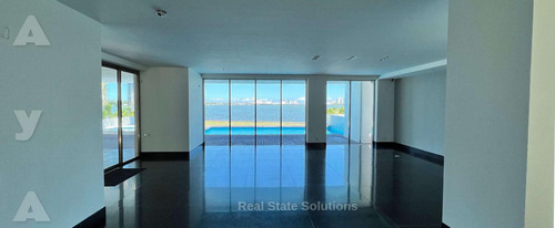Casa En Venta, 5 Recamaras, Frente Laguna, Jacuzzi, Piscina, Isla Dorada Cancun.