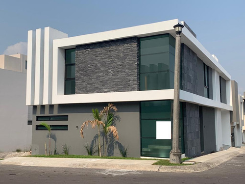 Casa En Venta Con Alberca En Lomas Residencial