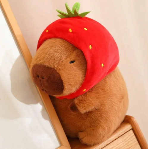 Boneco De Pelúcia Capivara 23cm Com Touca De Morango Premium Marrom