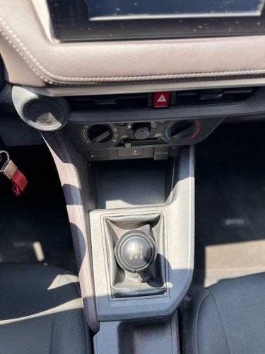 Toyota Yaris 4p Sedán Base L4/1.5 Man
